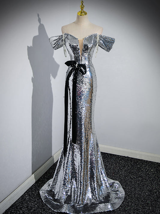 Vestido de Noche Elegante con Hombros Descubiertos y Lentejuelas Plateadas - Image 2