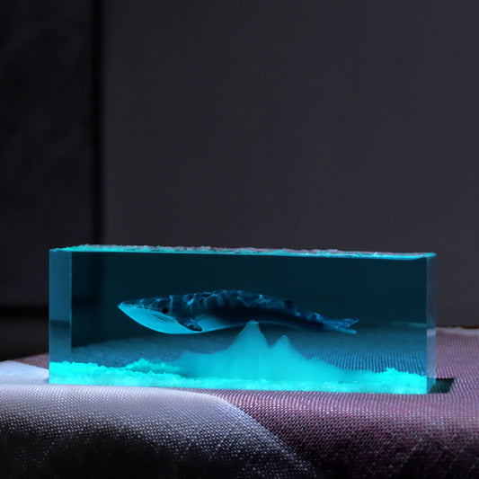 Lámpara Decorativa de Ballena en Resina - Iluminación de Lujo para Amigos - Image 2