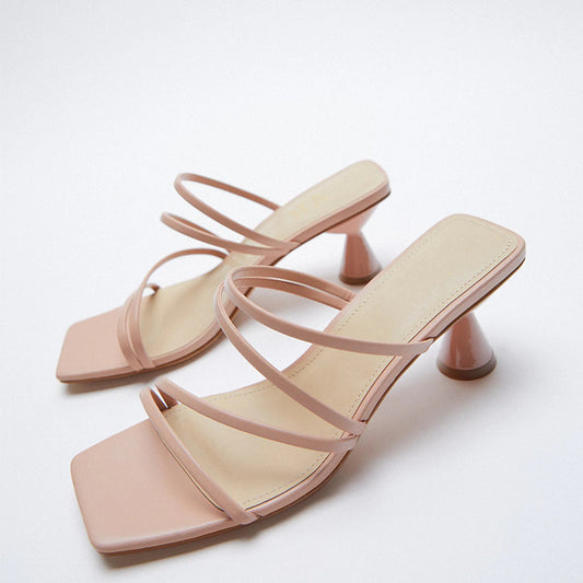 Sandalias Elegantes con Tacon Fino y Punta Cuadrada en Tonos Vino Tinto - Image 2