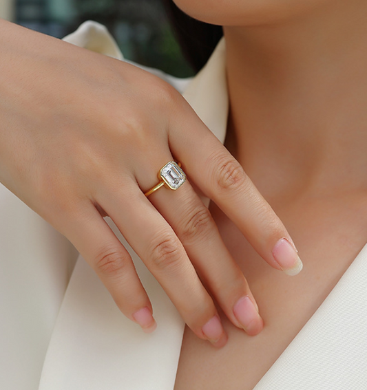 Anillo de Oro para Mujer con Moissanita - Diseño Cerrado Elegante - Image 2