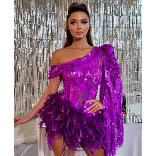 Vestido de Fiesta Corto con Lentejuelas Púrpura y Hombro Descubierto - Image 2