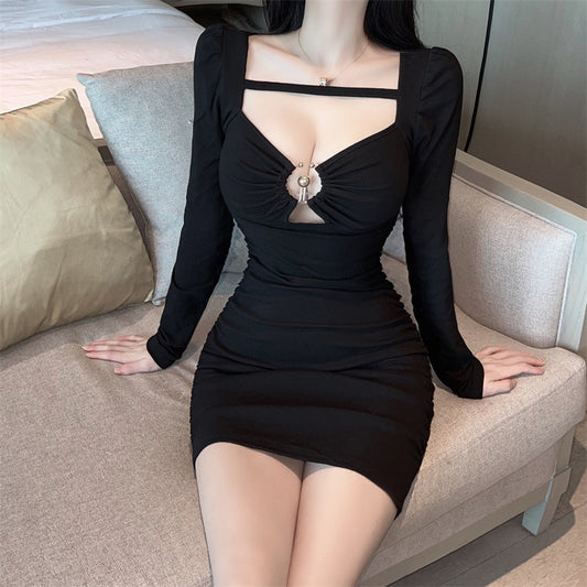 Vestido Drapeado con Escote en V y Botones de Perla en Forma de Corazón - Image 2