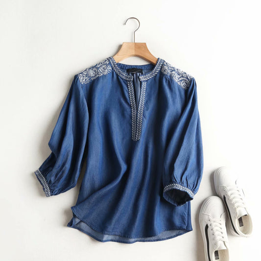 Camisa Denim Tencel Cuello V con Bordado en Hombros para Verano - Image 2
