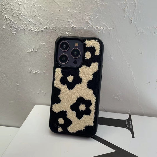 Funda iPhone Floral Invierno Coreana Bordada de Felpa Suave - Image 2