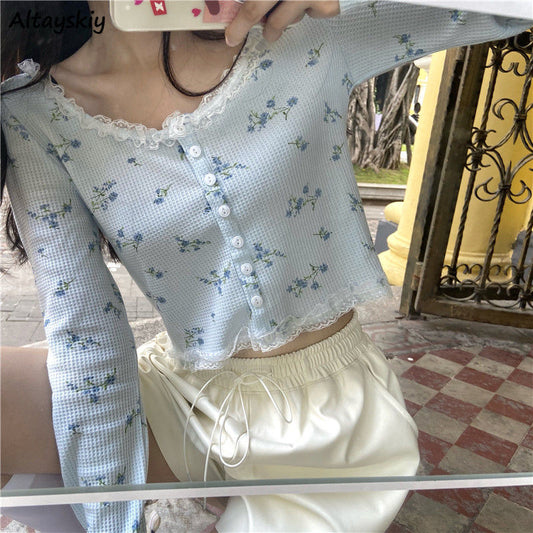 Blusa Floral con Encaje y Botones Delanteros - Image 2