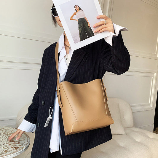 Bolso Bandolera de Cuero para Mujer con Amplia Capacidad - Image 2
