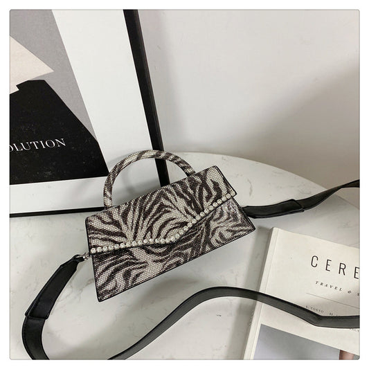Bolso con Incrustaciones de Diamantes y Detalles en Patrón Cebra - Image 2
