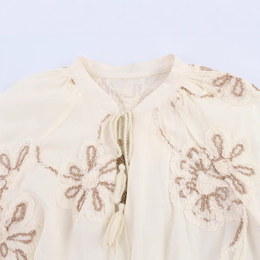 Blusa Elegante con Bordados Florales y Cuello en V - Image 2