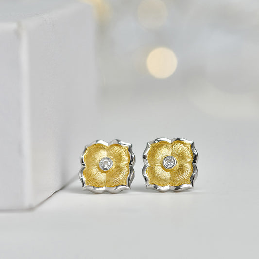 Aretes Floreados Bicolor con Acabado Satinado - Image 2