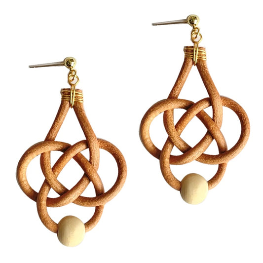 Aretes Trenzados con Cuentas de Cuero y Nudo Chino - Image 2