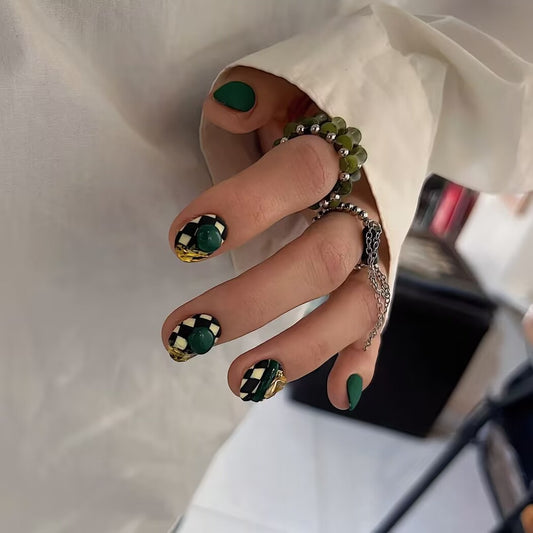 Calcomanías de Uñas Efecto Armadura Verde y Blanco - Diseño Tablero Ajedrez Mate - Image 2