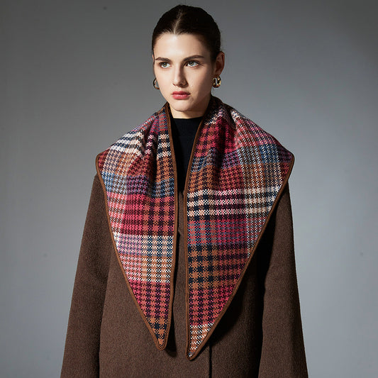 Chal Triangular de Lana Otoño-Invierno con Estampado Tartán y Pata de Gallo - Image 2