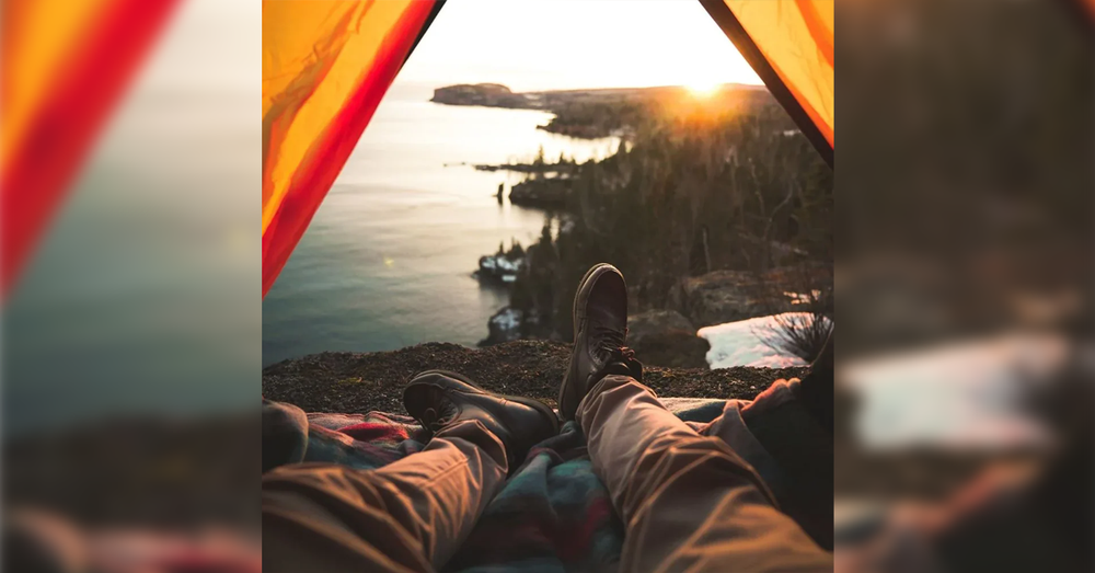 ¿Acampar en la playa o en la montaña? Los 5 artículos que necesitas para decidir