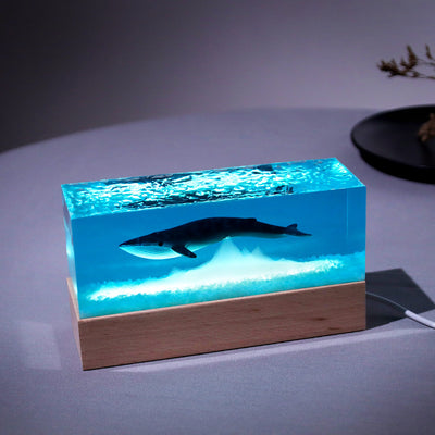 Lámpara Decorativa de Ballena en Resina - Iluminación de Lujo para Amigos - Image 3