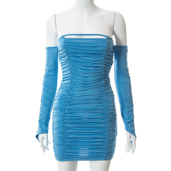 Vestido Corto Elegante con Hombros Descubiertos y Pliegues Traseros