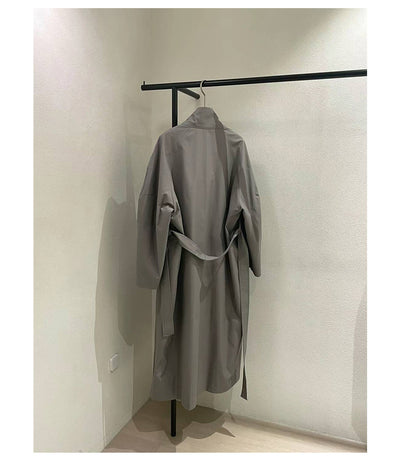Gabardina Larga de Cuello Alto con Diseño Versátil y Elegancia Contemporánea - Image 12