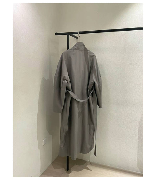 Gabardina Larga de Cuello Alto con Diseño Versátil y Elegancia Contemporánea - Image 12