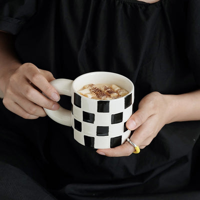 Taza de Cerámica a Cuadros con Asa Ergonómica - Image 6