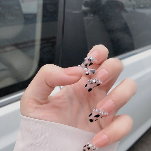 Manicura Estampado Leopardo con Perlas - Acabado Blanco Elegante - Image 13