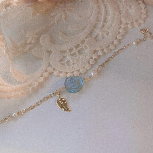 Pulsera Rosa Moonlight Gris con Hoja de Oro