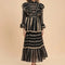 Vestido Retro Cuello Alto con Volantes y Bordado en Rojo y Negro