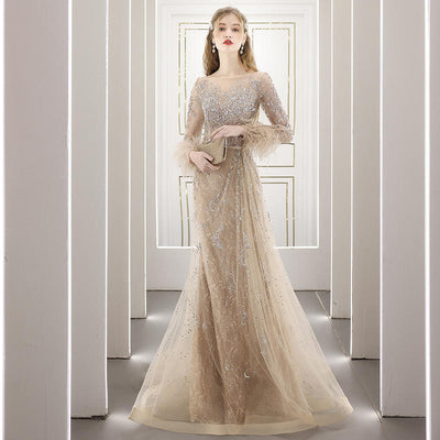 Vestido de Noche Largo Elegante con Incrustaciones de Diamantes y Detalles Joyero