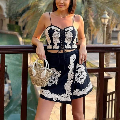 Traje Conjunto Falda Tubo con Blusa Bordada y Detalle Anudado