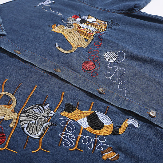 Camisa Denim Manga Corta con Bordado de Gato para Hombre - Image 3