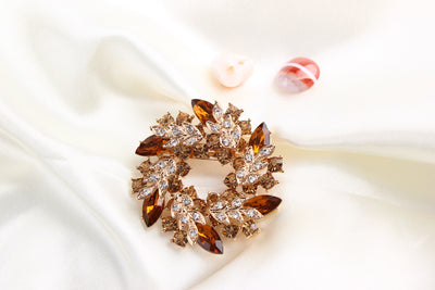Broche Floral de Cristal con Incrustaciones de Diamantes - Image 10