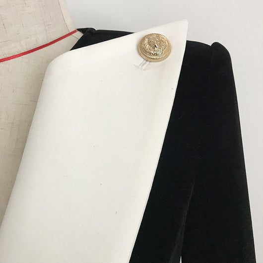 Traje Corto de Terciopelo con Solapas Contrastantes y Botones Dorados - Image 9