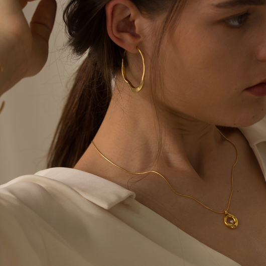 Collar Cadena Hueso de Serpiente Oro con Dije Redondo Irregular para Mujer - Image 2