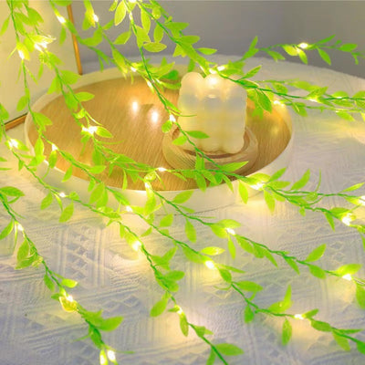 Cortina de Luz LED con Alambre de Cobre y Hojas Verdes - Image 3