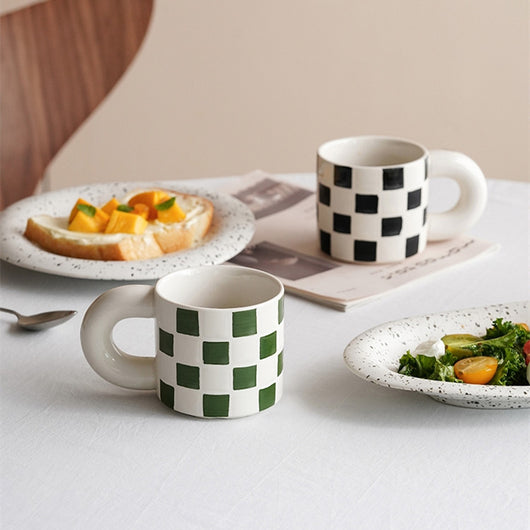 Taza de Cerámica a Cuadros con Asa Ergonómica