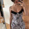 Vestido Slip Elegante con Estampado Periódico en Blanco y Negro