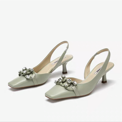 Sandalias Retro con Tacón Bajo y Detalles de Cristal - Image 4