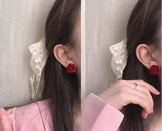Aretes de Terciopelo Rojo con Flor Rosa - Clip Retro Elegante - Image 8