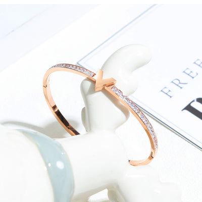 Pulsera de Titanio con Letra V, Diamantes y Baño de Oro Rosa - Image 12
