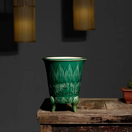 Maceta Celadón Artesanal con Patrón de Grieta y Patas de Bestia