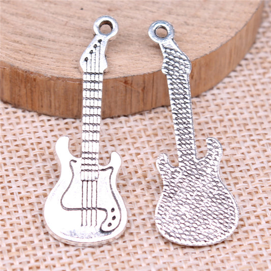 Dije de Plata Antigua 41x14mm - Elegancia Atemporal