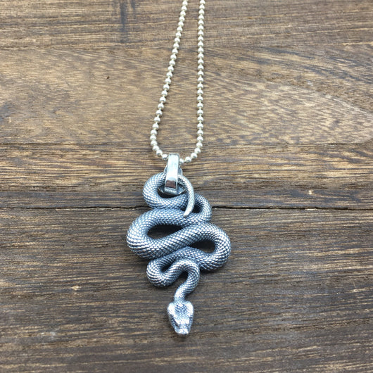 Anillo de Calavera en Plata Esterlina con Colgante de Serpiente Python - Image 3