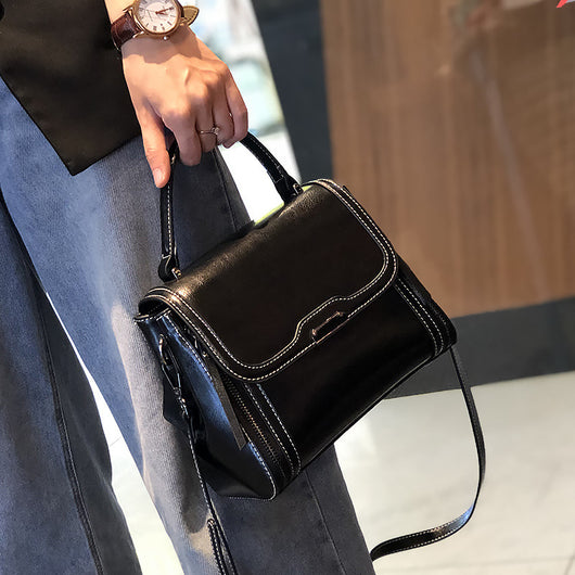 Bolso Mensajero de Cuero para Mujer - Gran Capacidad y Estilo Minimalista - Image 9