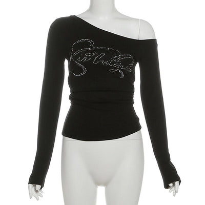 Blusa Fuera del Hombro con Detalle de Letras y Escote Asimétrico - Image 5
