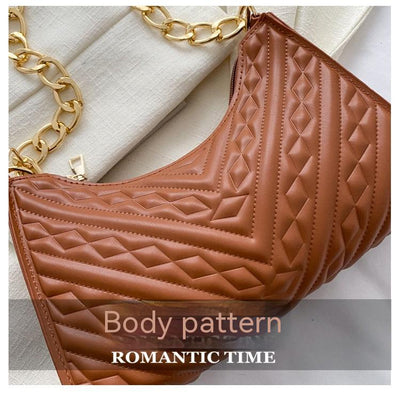 Bolso Bandolera Baguette Plisado con Cadena - Image 10