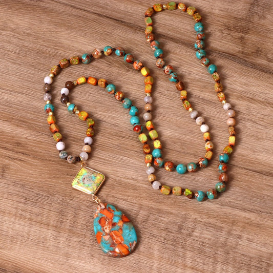 Collar de Agua con Piedras de Colores - Diseño Elegante en Gota