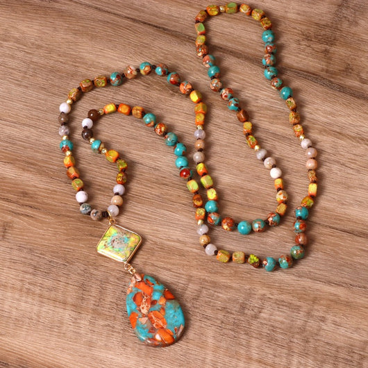 Collar de Agua con Piedras de Colores - Diseño Elegante en Gota