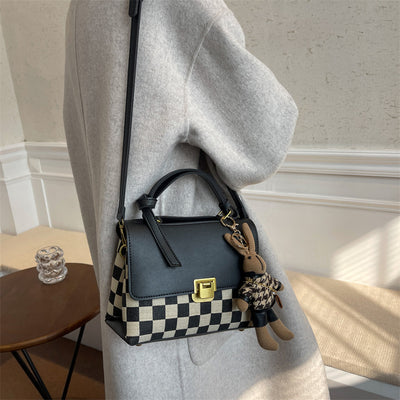 Bolso Coreano de Diseño Bicolor: Elegancia en Blanco y Negro