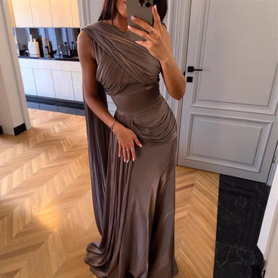 Vestido de Noche en Satén con Pliegues Elegantes - Image 3