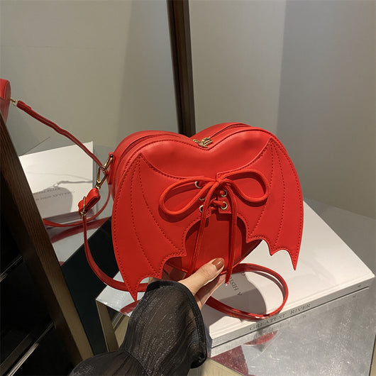 Bolso Bandolera con Diseño de Alas de Murciélago y Corazón - Image 3