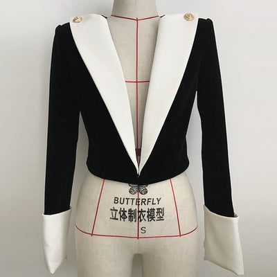 Traje Corto de Terciopelo con Solapas Contrastantes y Botones Dorados - Image 2