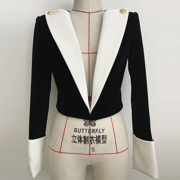 Traje Corto de Terciopelo con Solapas Contrastantes y Botones Dorados